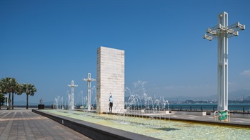 The cruciform lights and pond represent Dr. Sun’s religious belief and symbolise his baptism in Hong Kong.